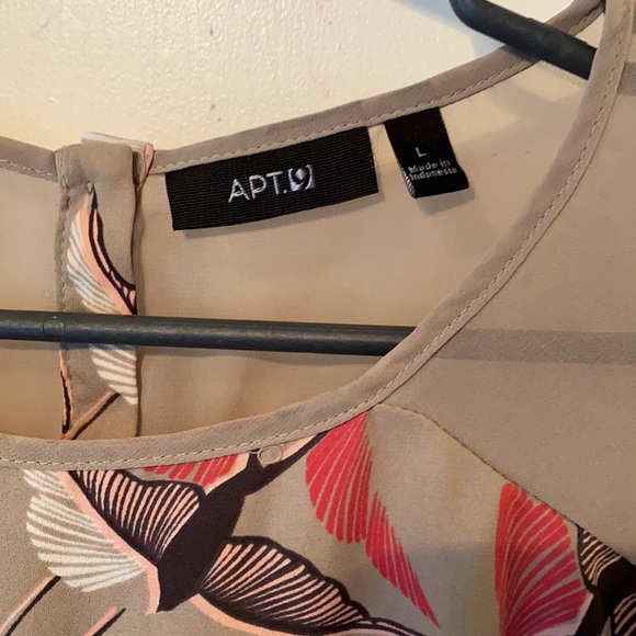 Apt 9 gorgeous sheer bird motif shell. Unique back - Picture 4 of 8